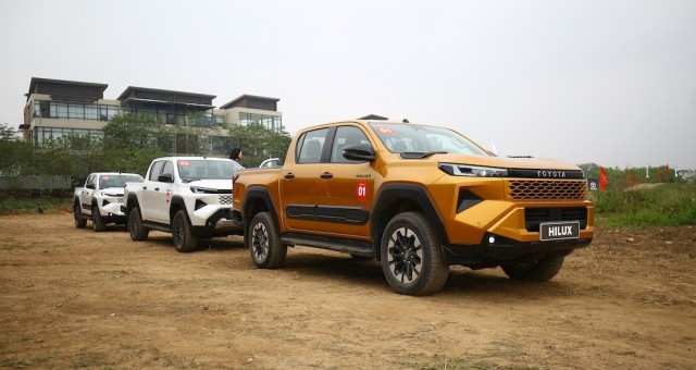Bán tải Toyota Hilux được đại lý ưu đãi, bản Pro xuống còn 666 triệu đồng